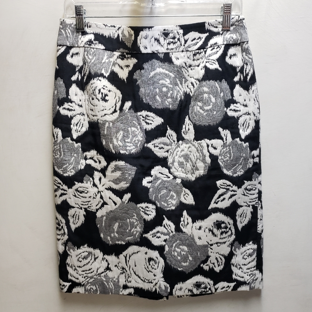 Banana Republic size 4 black/white/grey floral embroidered skirt high waisted